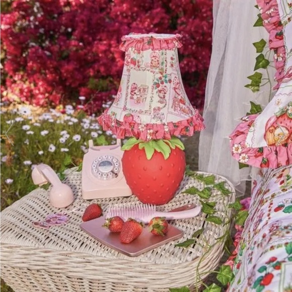 Dolls kill retro 80s STRAWBERRY SHORTCAKE limited edition sold out lamps - Picture 5 of 9